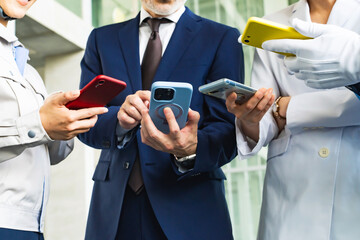 Poster - スマホを使う様々な職業の人々（ビジネスマン・エンジニア・研究者・警備員）