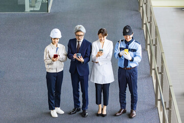 Fototapete - スマホを使う様々な職業の人々（ビジネスマン・エンジニア・研究者・警備員）