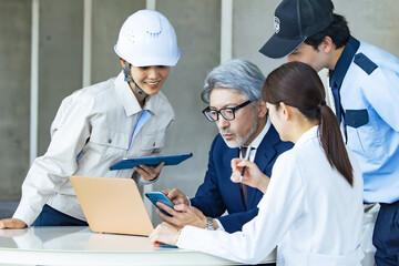 Poster - 会議する様々な職業の人々（ビジネスマン・エンジニア・研究者・警備員）