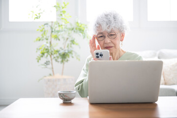 Wall Mural - senior (elderly) women with computers and smartphones (smart phones) who have trouble with presbyopi