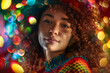 © Mirador - Portrait of a young woman with freckles and curly hair, surrounded by colorful bokeh lights. The vibrant lights add a festive and dreamy atmosphere to the image.