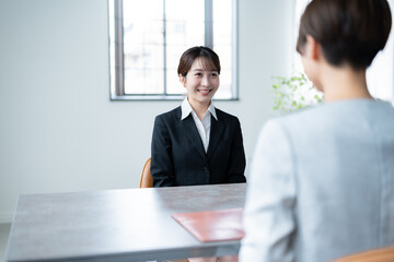 Canvas Print - 室内で面接を受ける若手の女性