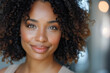 © JLV - Portrait de femme d'affaires afro-américaine souriante, effet lumineux sur fond naturel, sentiment de confiance et de joie