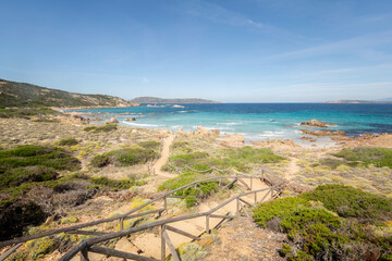 Wall Mural - Plage en Sardaigne sous le soleil en été, un chemin descend sur la plage de bassa trinita vers une mer couleur emeraude