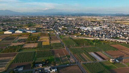 Poster - 田園を走る道路のドローン空撮