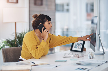 Aufkleber - Woman, phone call and computer with pointing in office with discussion, reading and contact for deal. Person, receptionist and smartphone to check schedule on pc for consultation at creative agency