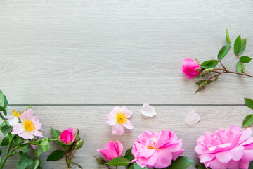 Poster - light wooden background with bright pink roses