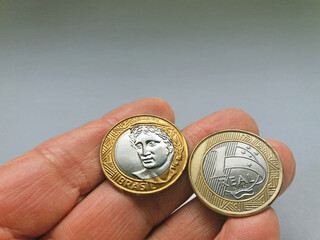 Front and back of Brazilian currency worth one real. Minted in 2002 in steel and copper.