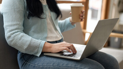 Poster - business woman hands typing the labtop , young business woman work in coffee shops