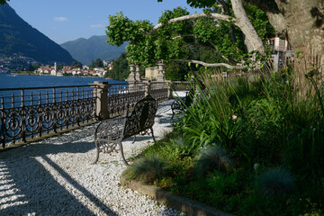 Canvas Print - bello scorcio sul lago maggiore con cielo azzurro