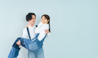 Poster - デニムを着た男女のカップルフォト
