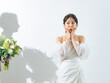 © metamorworks - ブーケを渡されて喜ぶウェディングドレスを着た女性　ブライダルフォト　前撮り
