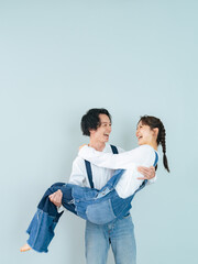 Poster - デニムを着た男女のカップルフォト