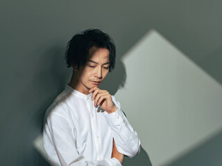 Poster - 考え込む表情の男性