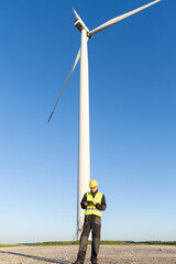 Aufkleber - Engineer with digital tablet works on a field of wind turbines	