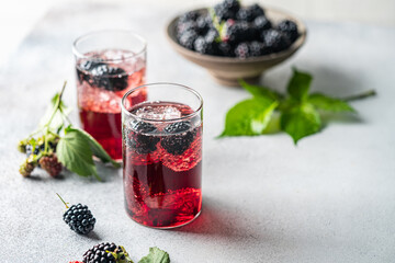 Wall Mural - refreshing blackberry lemonade