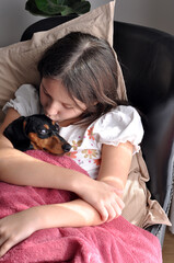 Canvas Print - Menina dando carinho para cachorro fofo 