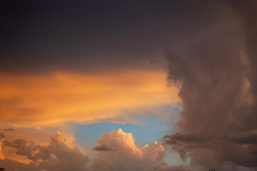paisaje de cielo de nubes naranjas
