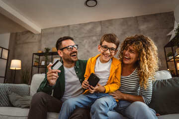 Wall Mural - Mum,dad and son have online shopping on mobile phone with credit card