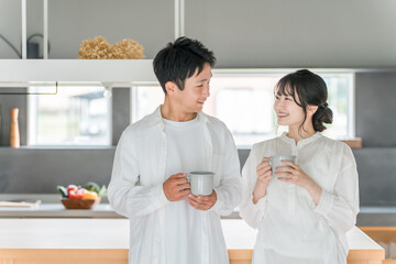 Canvas Print - 家のダイニングでコーヒー・お茶・ホットドリンクを飲む夫婦・カップル
