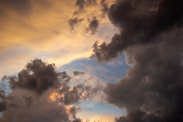 paisaje de cielo de nubes naranjas