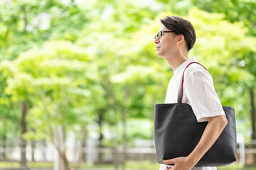 Canvas Print - 外を歩く男性