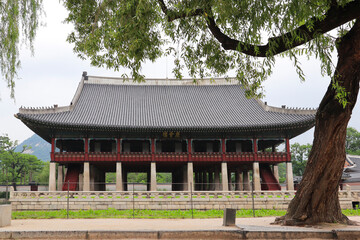 The elegant view of Gyeonghoeru seen across the lake.호수너머로 보이는 경회루의 우아한 경관