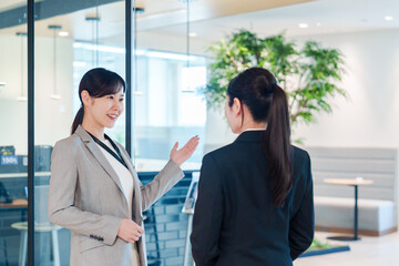 Poster - オフィスの訪問をする就職活動中の女性