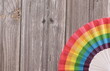 © Ana Maria - fondo madera abanico lgtbi colores arco iris esquina inferioir
