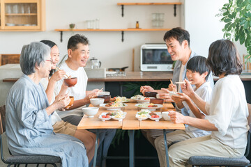 Canvas Print - 家のダイニング・食卓で食事をする家族・三世代家族・ファミリー
