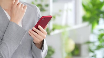 Aufkleber - オフィスでスマホを使う女性ビジネスパーソン