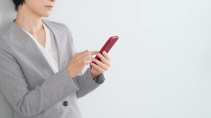 Leinwandbilder - スマホを使う女性ビジネスパーソン