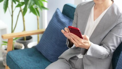 Leinwandbilder - スマホを使う女性ビジネスパーソン