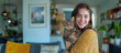 © Fox_Dsign - une femme souriante qui porte un chat dans ses bras, pet sitter
