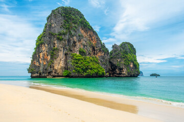 Canvas Print - Phra Nang sandy beach with Ko Rang Nok rocky island with nobody, Railay Bay, Krabi, Thailand. Popular touristic vacation holiday destination