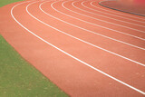 Zakręt na bieżni lekkoatletycznej na stadionie. Bieganie.