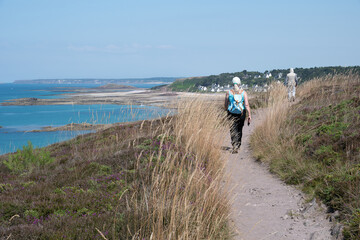 Poster - Randonneurs dans le magnifique paysage du cap d'Erquy en Bretagne - France