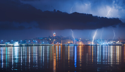 Fototapete - Bosphorus and view of the Galata area of Istanbul - A powerful electric shock hits the city center with multiple lightning strikes near the Galata tower - Istanbul, Turkey