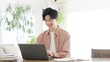 © mapo - 自宅でノートパソコンを使う男性