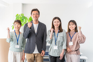 Canvas Print - 会社・オフィスで仕事する男女（ビジネスマン・ビジネスウーマン）
