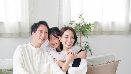 Poster - リビングルームでハグする親子