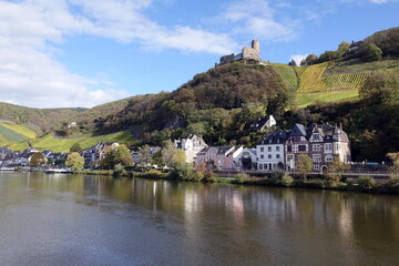 Wall Mural - Bernkastel-Kues und Ruine Landshut