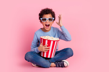 Poster - Full length photo of excited cool son dressed blue sweatshirt enjoying film eating pop corn emtpy space isolated pink color background