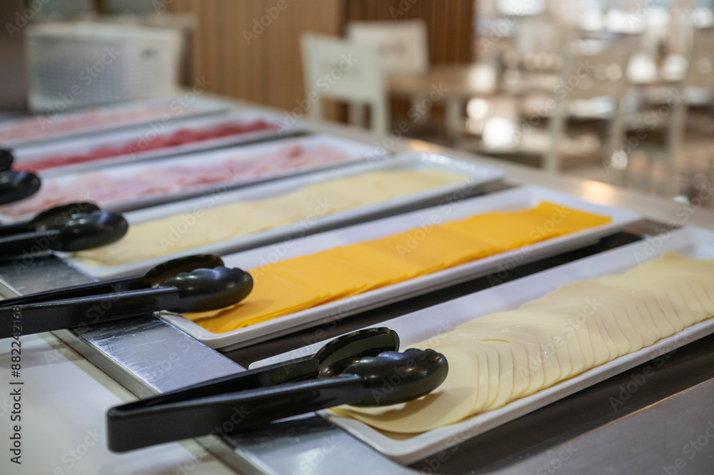 Bandejas de comida preparada en un bufet de un restaurante. Lonchas de ...