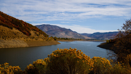 Wall Mural - scenic deer creek reservoir in utah during autumn time.
