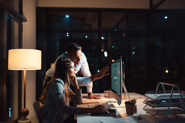 Fototapete - Night, talking or business people on computer for coaching in office for teamwork, helping or technology. Learning software, research and IT technician teaching woman for feedback, review or project
