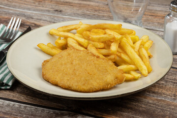 Wall Mural - escalope de poulet pané et frites, en gros plan, dans une assiette	