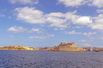 Canvas Print - Panoramic view over the marina to the castle of the Maltese capital Valetta