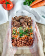 © MILENA - marmita saudável congelada pequena, fit, fitness, de arroz integral com cenoura ralada, vegetais, vagem, feijão carioca cozido e carne picadinha bovina cozida