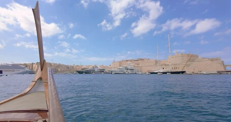 Canvas Print - Video from a moving boat towards the cruise port of the Maltese city of Valetta